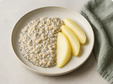 Chia-Hafer-Pudding mit geschälten Birnenspalten in einer hellen Schale
