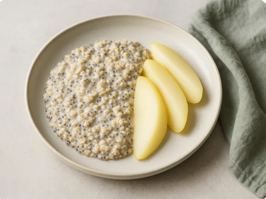 Chia-Hafer-Pudding mit geschälten Birnenspalten in einer hellen Schale